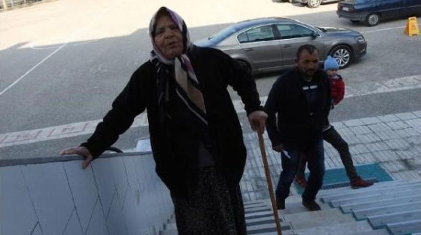 &Ccedil;orum'da Se&ccedil;menler Sandık Başlarında Uzun Kuyruklar Oluşturdu