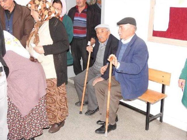 Çorum'da Seçmenler Sandık Başlarında Uzun Kuyruklar Oluşturdu