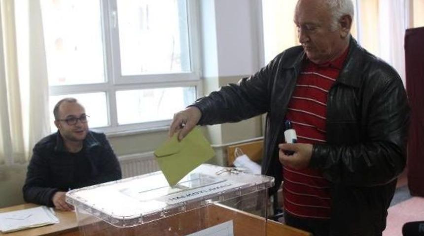 İstanbul'da Ilk Oylar Kullanılmaya Başlandı