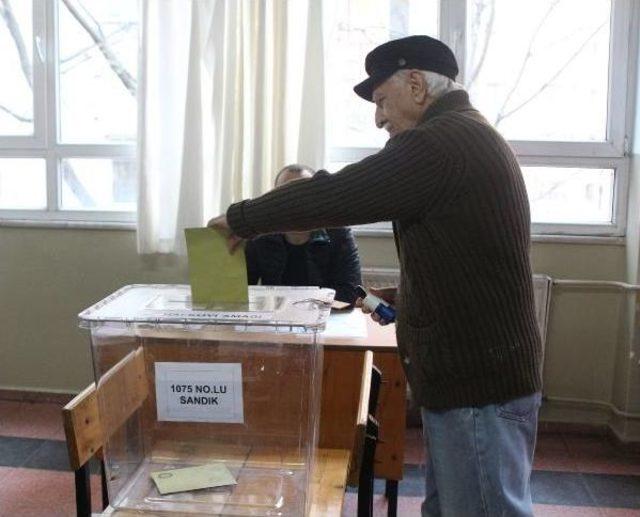 İstanbul'da Ilk Oylar Kullanılmaya Başlandı