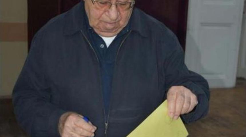 İzmir'de Oylar Kullanılmaya Başlandı