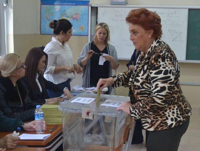 İzmir’de Referanduma Yoğun İlgi Var