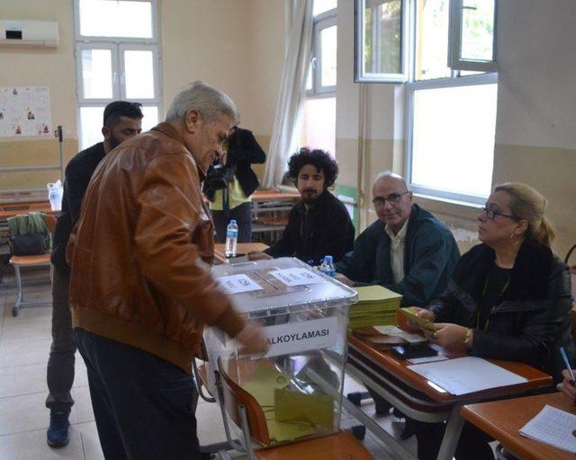 İzmir’de Referanduma Yoğun İlgi Var