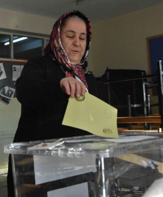 Konya'da  Seçmen Referandum Için Sandık Başına Gitti