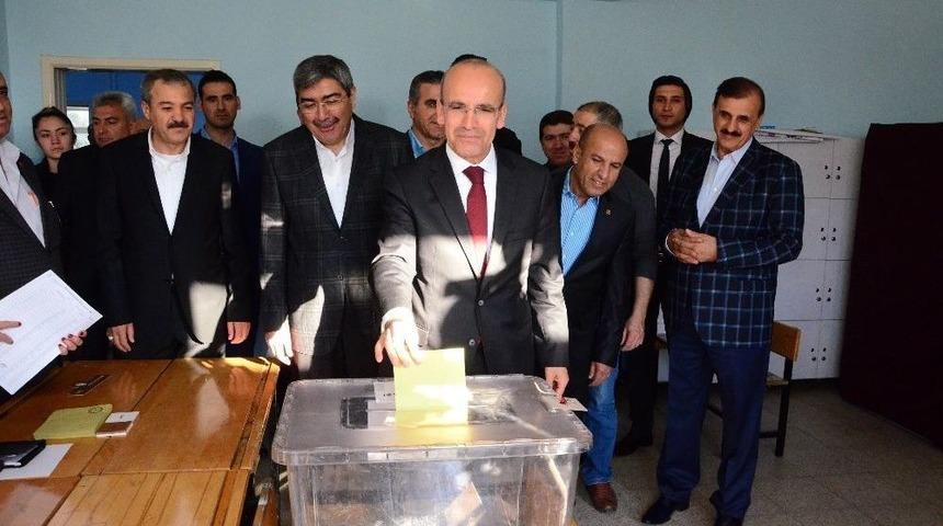 Sandıktaki İlk Oy Başbakan Yardımcısı Şimşek&rsquo;ten