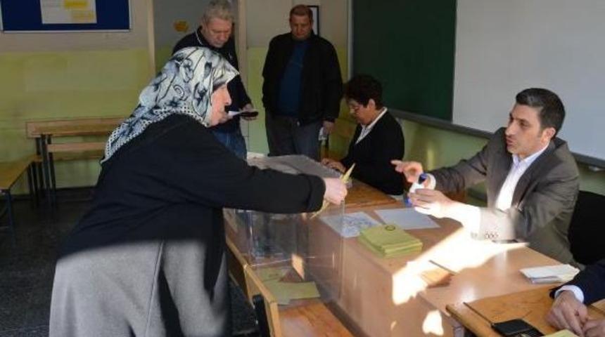 Bursa'da Vatandaşlar Referandum I&ccedil;in Sandık Başına Gitti