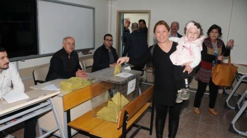 Eskişehir, Bilecik Ve K&uuml;tahya'da Referanduma Ilgi B&uuml;y&uuml;k