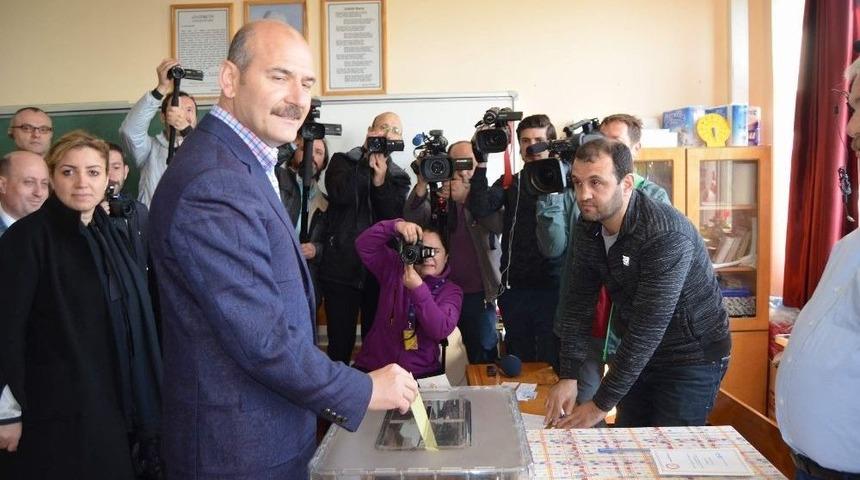 İ&ccedil;işleri Bakanı Soylu Referandumda Oyunu Trabzon&rsquo;da Kullandı