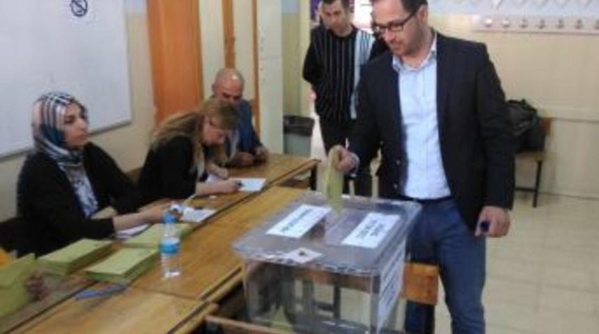 Yaşlılar Bastonlarıyla Sandığa Koştu