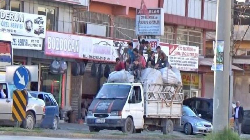 Kağıt Toplayan &Ccedil;ocukların Tehlikeli Yolculuğu