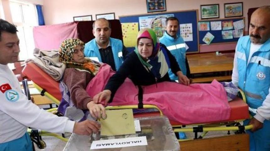 Sandık Başına Sedye Ile G&ouml;t&uuml;r&uuml;ld&uuml;