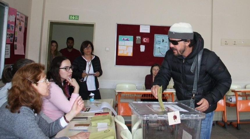 (&ouml;zel Haber) &Uuml;nl&uuml; Oyuncu İlker Aksum, M&uuml;hr&uuml; Oy Kullandığı B&ouml;l&uuml;mde Unuttu