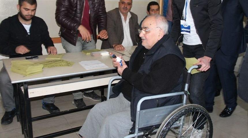 Elazığ&rsquo;da Engelliler Oy Kullandı