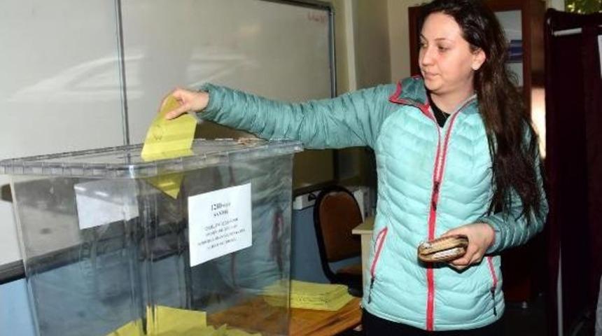 &Ccedil;anakkale'de Oy Verme Işlemi Başladı