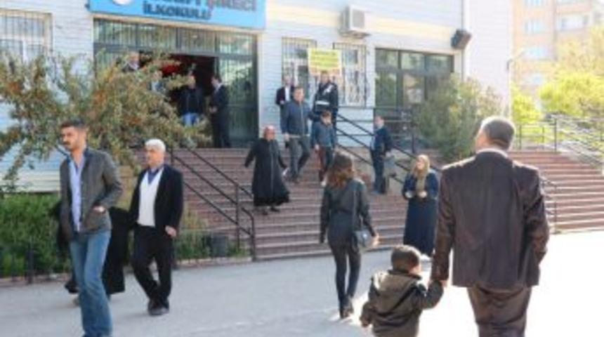 Gaziantep&rsquo;teki Sandıklarda 5 Bin 500 Polis Ve Jandarma G&ouml;rev Aldı