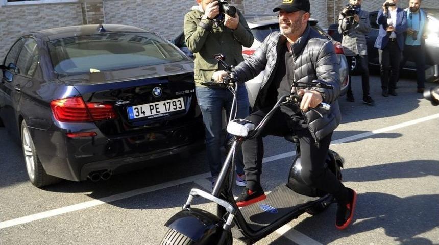 Cem Yılmaz Oy Vermeye Elektrikli Bisikletiyle Geldi