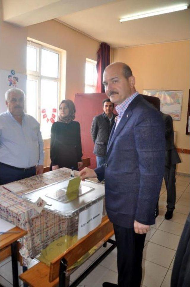 Bakan Soylu Ve Eşi Trabzon da Oy Kullandı 1