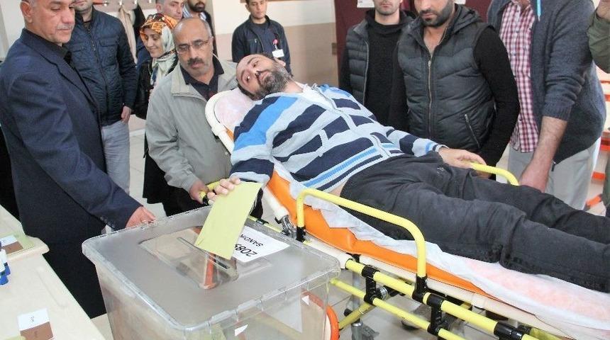 2 Yıl Sonra Oy Kullanmak İçin Dışarı Çıktı