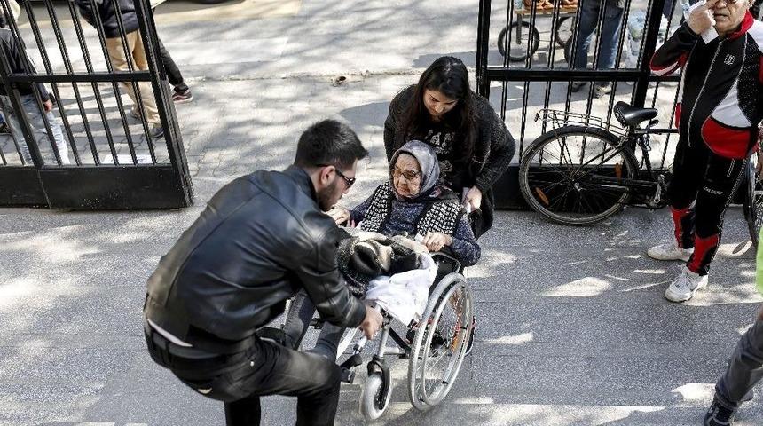 98 Yaşındaki Hayriye Nine Oyunu Kullanarak &Ouml;rnek Oldu