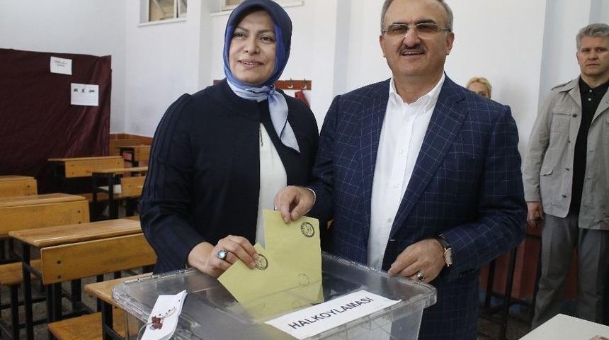 Antalya Valisi M&uuml;nir Karaloğlu Eşiyle Birlikte Oyunu Kullandı