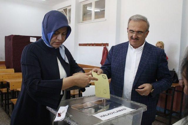 Antalya Valisi M&uuml;nir Karaloğlu Eşiyle Birlikte Oyunu Kullandı 1