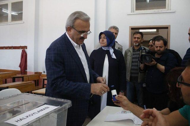 Antalya Valisi M&uuml;nir Karaloğlu Eşiyle Birlikte Oyunu Kullandı 2