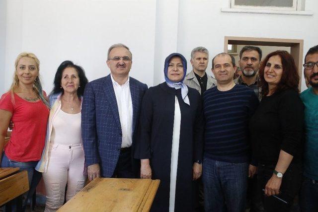 Antalya Valisi M&uuml;nir Karaloğlu Eşiyle Birlikte Oyunu Kullandı 3