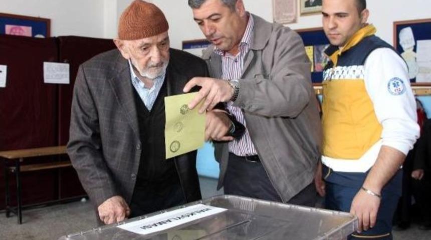 Isparta'da Se&ccedil;men Sandık Başında