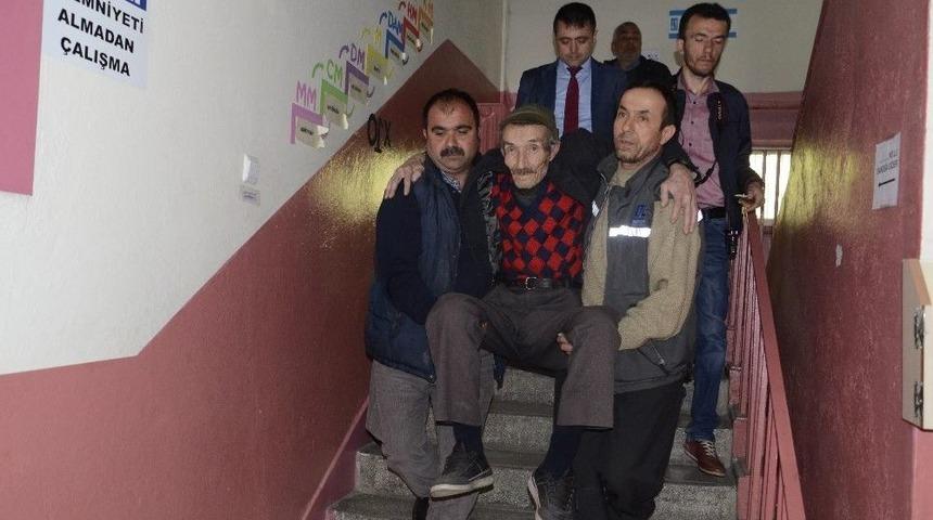 Yaşlı Adam Oy Kullanacağı Okula Kucakta Taşındı