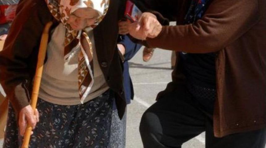 88 Yaşındaki Kadın Oy Kullandıktan Sonra Fenalaştı