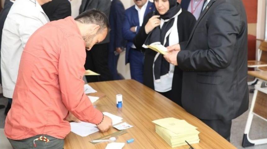 Şanlıurfa B&uuml;y&uuml;kşehir Belediye Başkanı Nihat &Ccedil;ift&ccedil;i Oyunu Kullandı