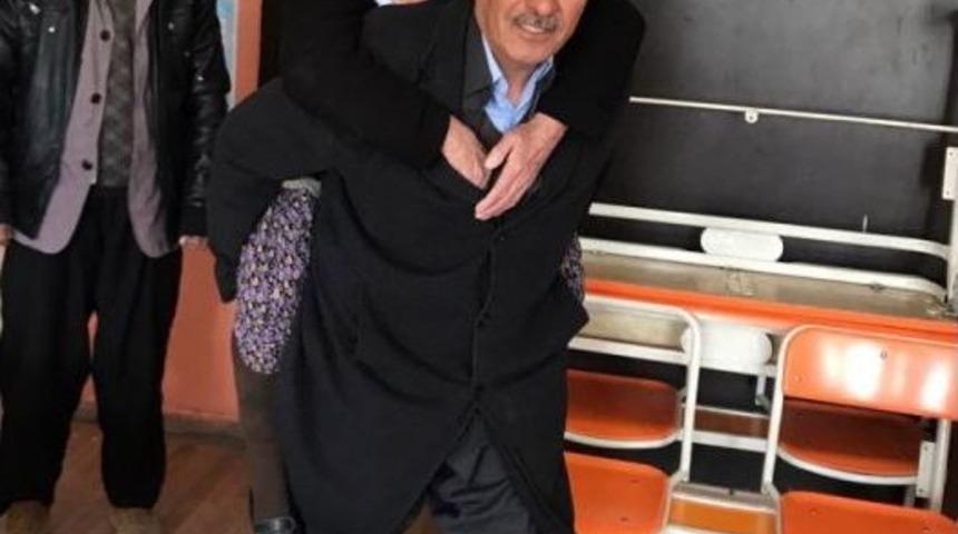 Annesini Sırtında Taşıyarak Oy Kullanmaya Getirdi