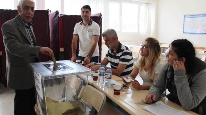 Sakarya'da Se&ccedil;menler Sandık Başına Gitti