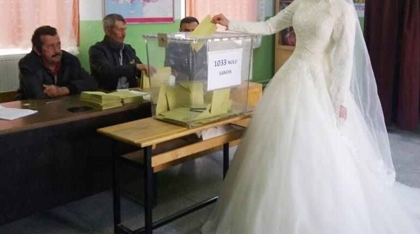 Referandumda Gelinlikle Oy Kullandı