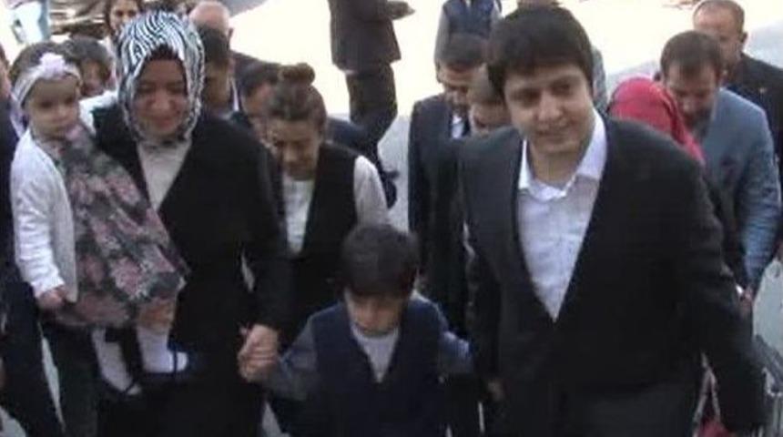 Bakan Kaya Kucağındaki Bebeği İle Sandık Başına Geldi