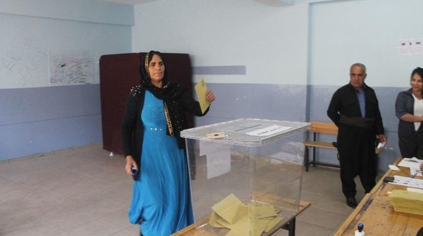 Beytüşşebap’ta Yöresel Kıyafetle Sandıkta Oy Kullandılar