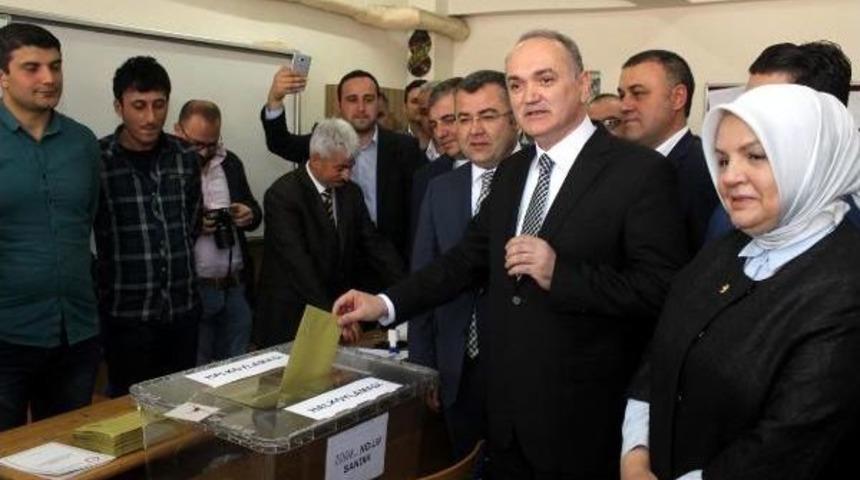 Bakan &Ouml;zl&uuml;, D&uuml;zce'de Oyunu Kullandı