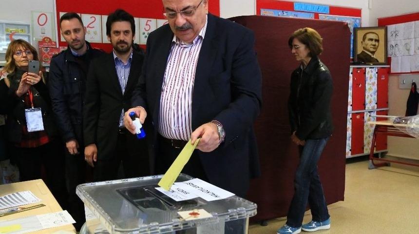 Başbakan Yardımcısı T&uuml;rkeş Oyunu Kullandı