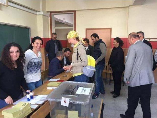 Uşak ta Se&ccedil;men Sandık Başına Gitti 1