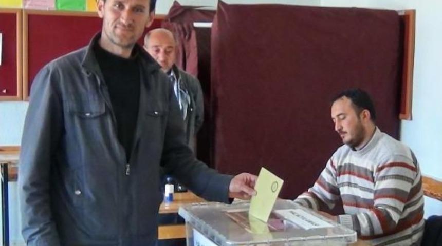 Kuşu Belde Oldu Ve Se&ccedil;men 3 Yıl Sonra Sandığa Gitti