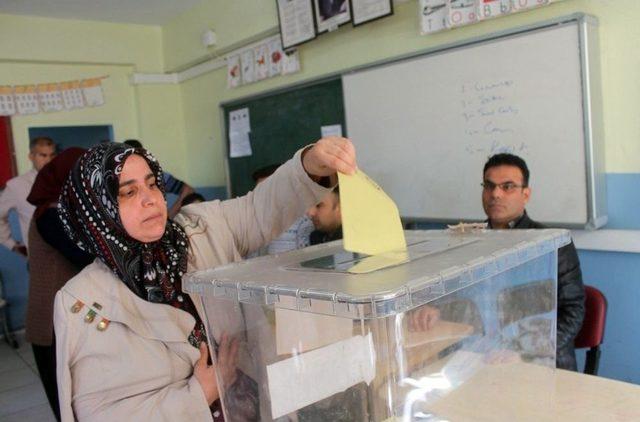 Mardin&rsquo;de Hasta Se&ccedil;menler Oylarını Kullandı 1