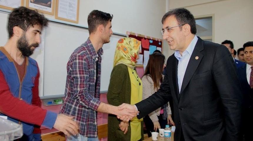 Ak Partili Yılmaz, Oyunu Annesiyle Birlikte Kullandı