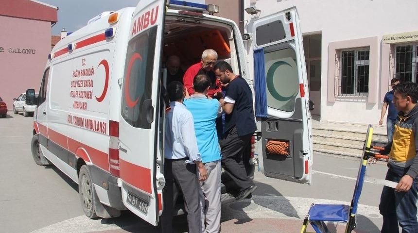 72 Yaşındaki Hasta Vatandaş Oy Kullanmaya Ambulansla Geldi