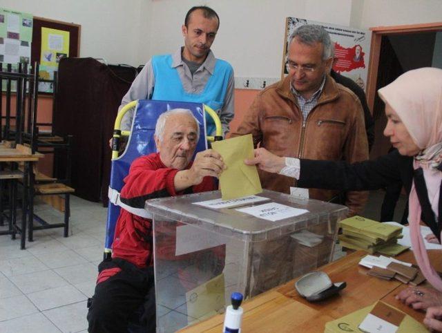 72 Yaşındaki Hasta Vatandaş Oy Kullanmaya Ambulansla Geldi 1