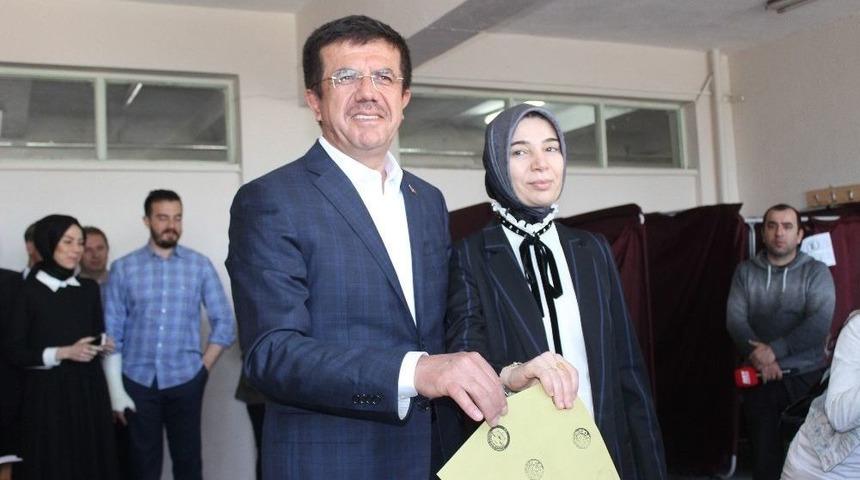 Bakan Zeybekci, Eşi, Kızı Ve Oğluyla Birlikte Oyunu Denizli&rsquo;de Kullandı