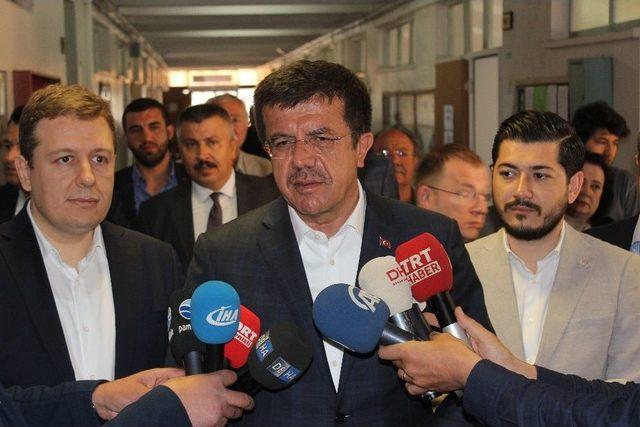 Bakan Zeybekci, Eşi, Kızı Ve Oğluyla Birlikte Oyunu Denizli’de Kullandı