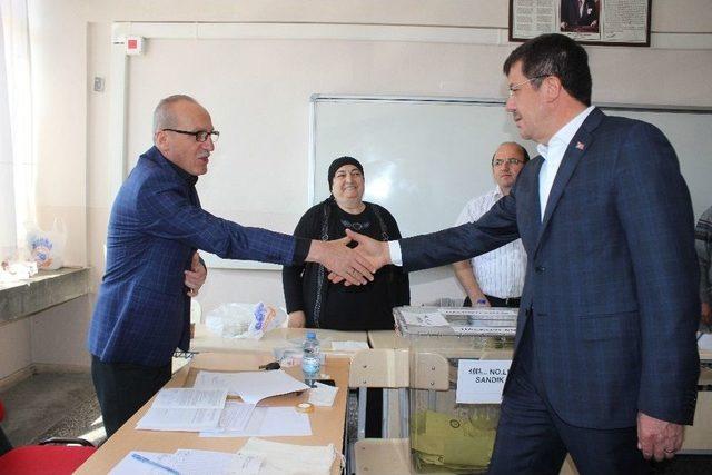 Bakan Zeybekci, Eşi, Kızı Ve Oğluyla Birlikte Oyunu Denizli’de Kullandı