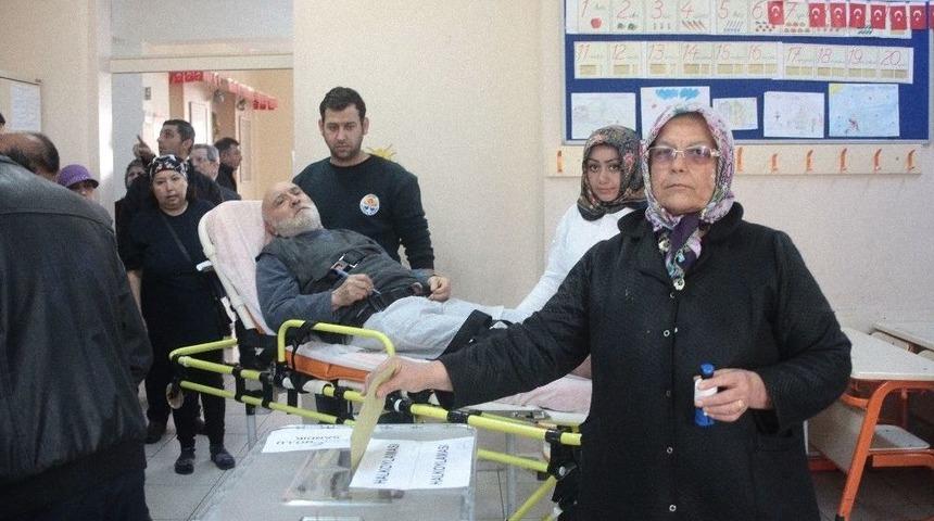 Ambulanslarla Yataktan Sandığa G&ouml;t&uuml;r&uuml;ld&uuml;ler