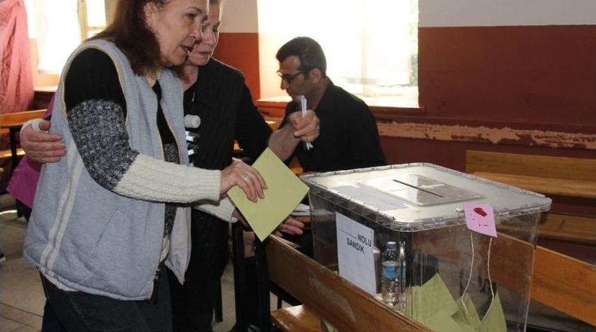 G&ouml;rme Engelli Se&ccedil;menler İlk Kez Şablonla Oy Kullandı