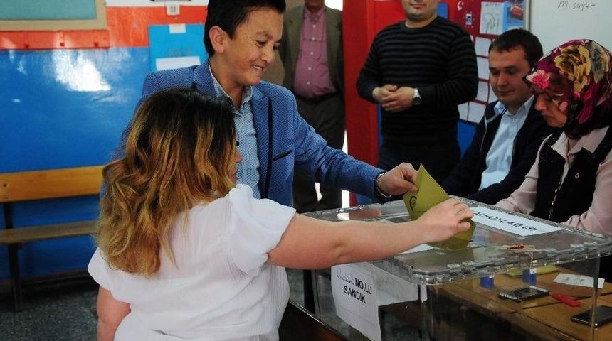 7 C&uuml;celerin &rsquo;meraklısı&rsquo; İle Eşi Oylarını Kullandı